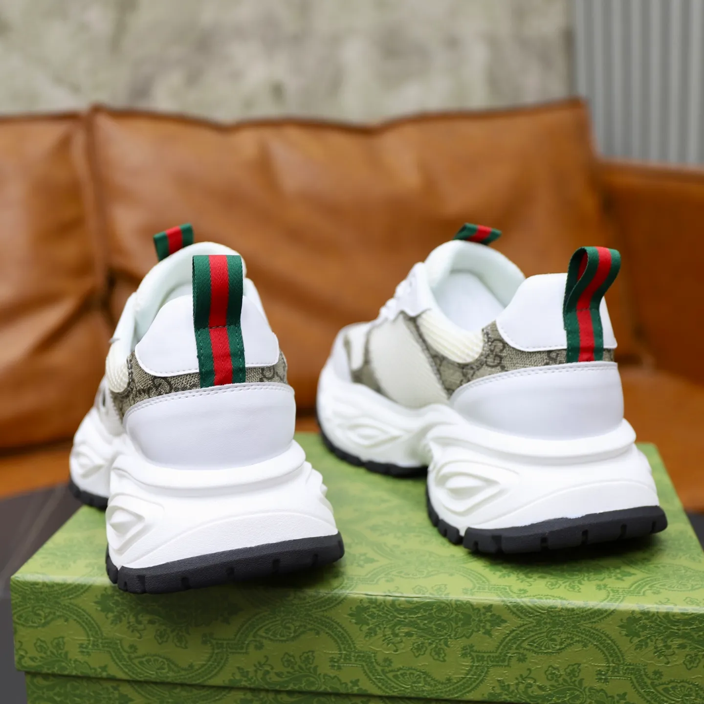Ex-factory price: 462💰🙅‍♂️🙅‍♂️🙅‍♂️ Brand: Gucci GUCCi Standard code: 38-44 (45 customized) Grade: Same as the official website Material: Original material splicing Comfortable and breathable lining Lightweight and wear-resistant sports outsole Style category: Men's fashionable casual shoes Running sneakers Distinguished luxury brand elements Top luxury Color: actual picture color